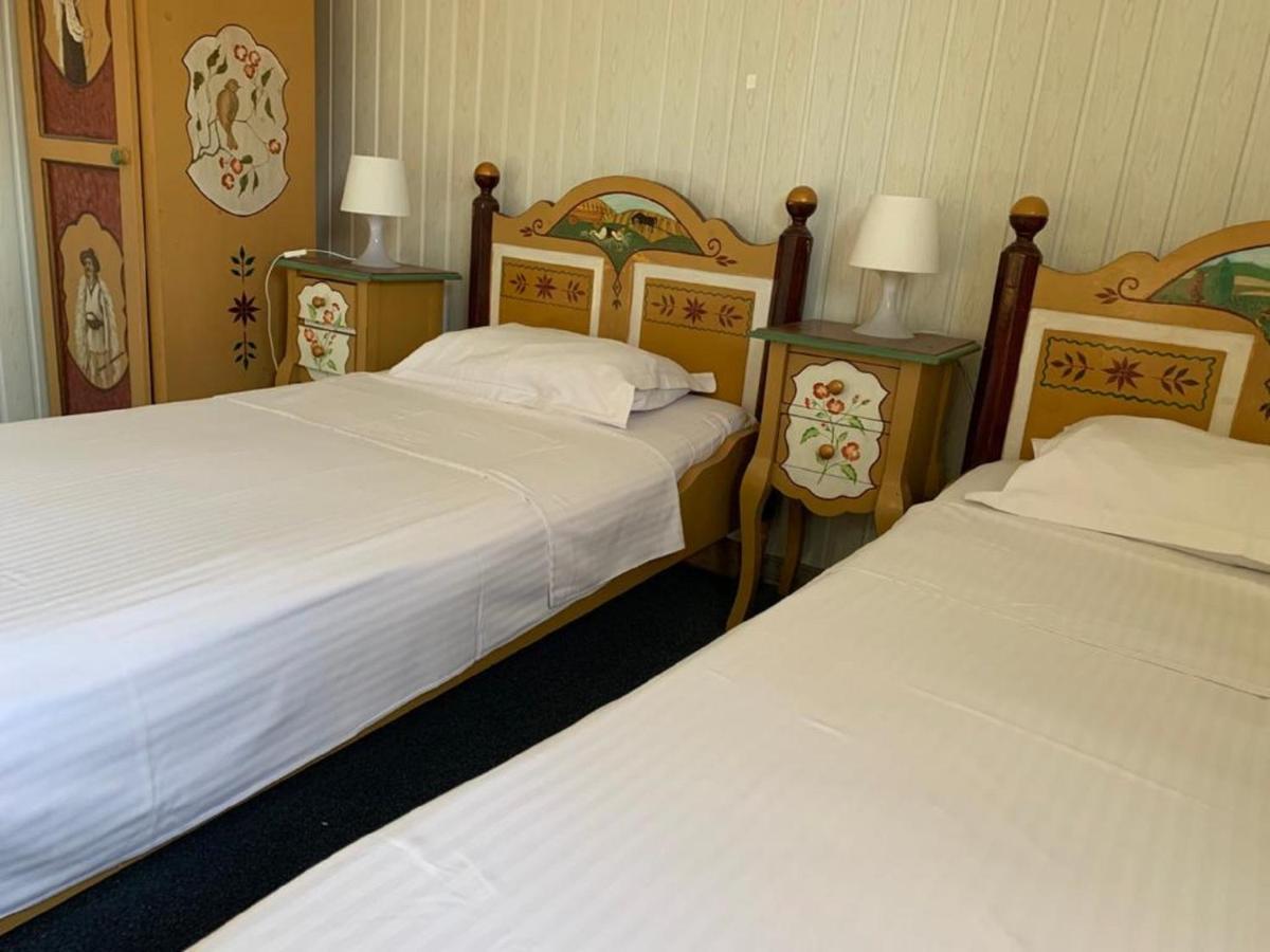 Hotel Casa Romaneasca โอโตเปนี ภายนอก รูปภาพ