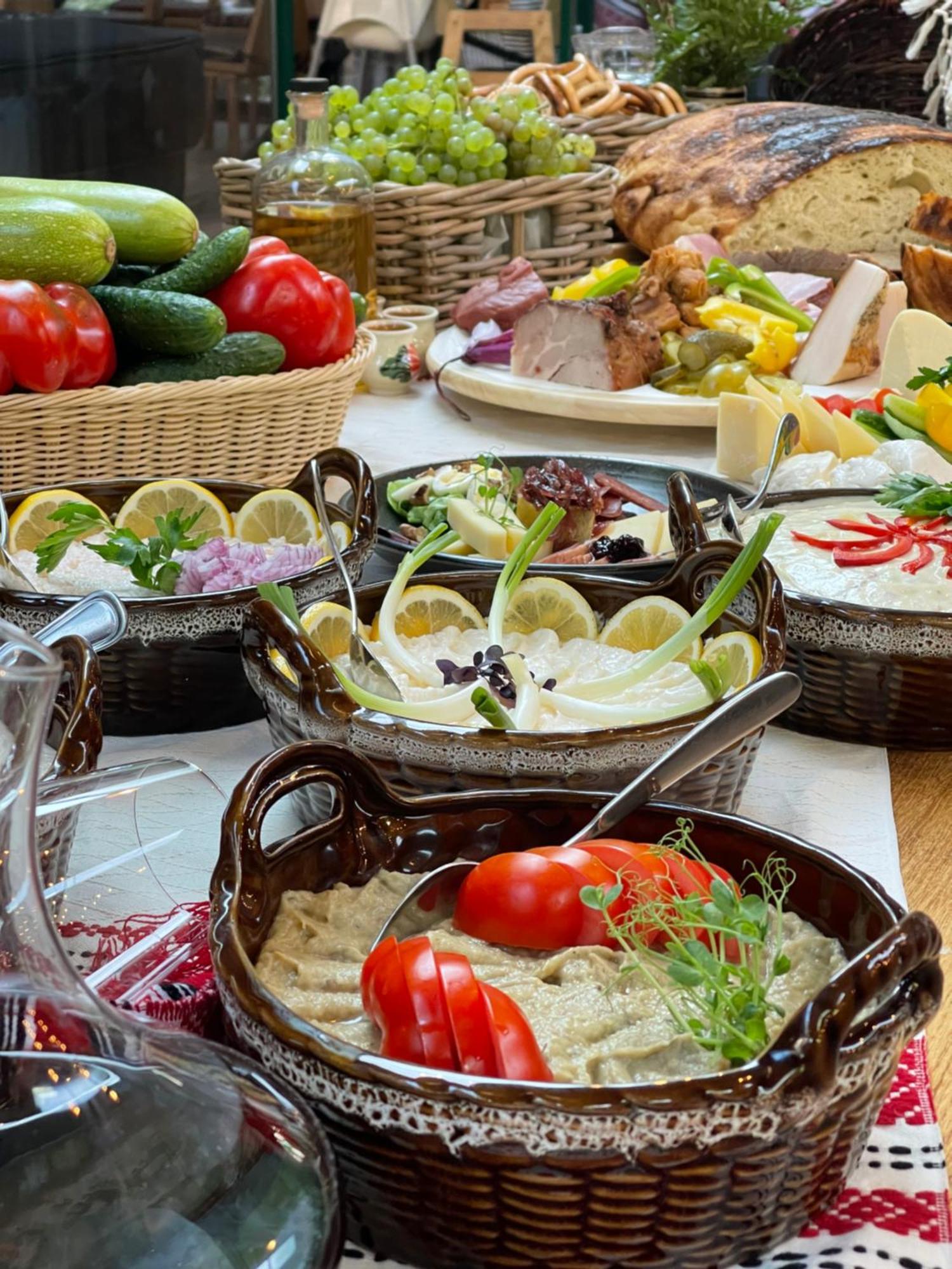 Hotel Casa Romaneasca โอโตเปนี ภายนอก รูปภาพ