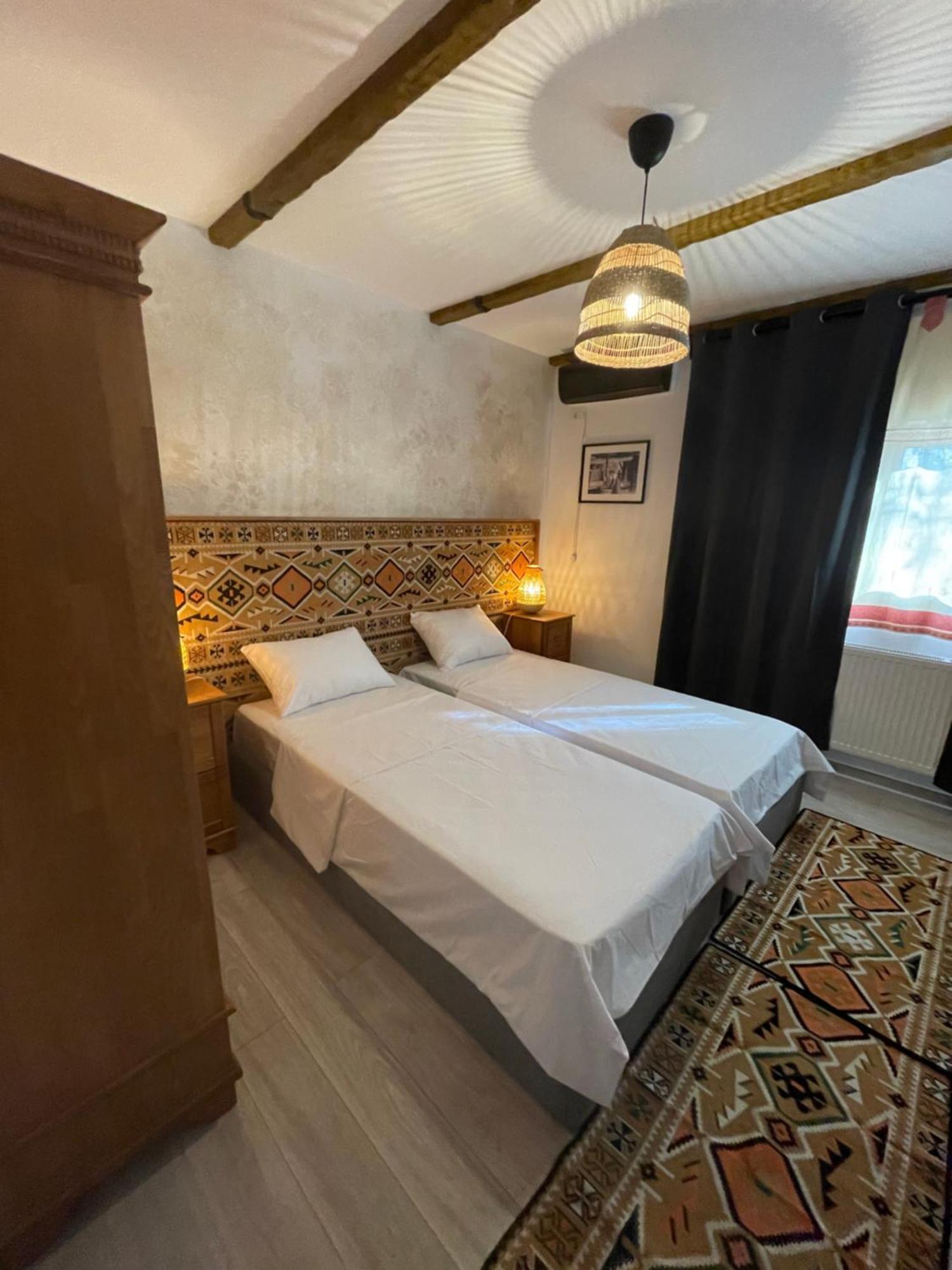 Hotel Casa Romaneasca โอโตเปนี ภายนอก รูปภาพ