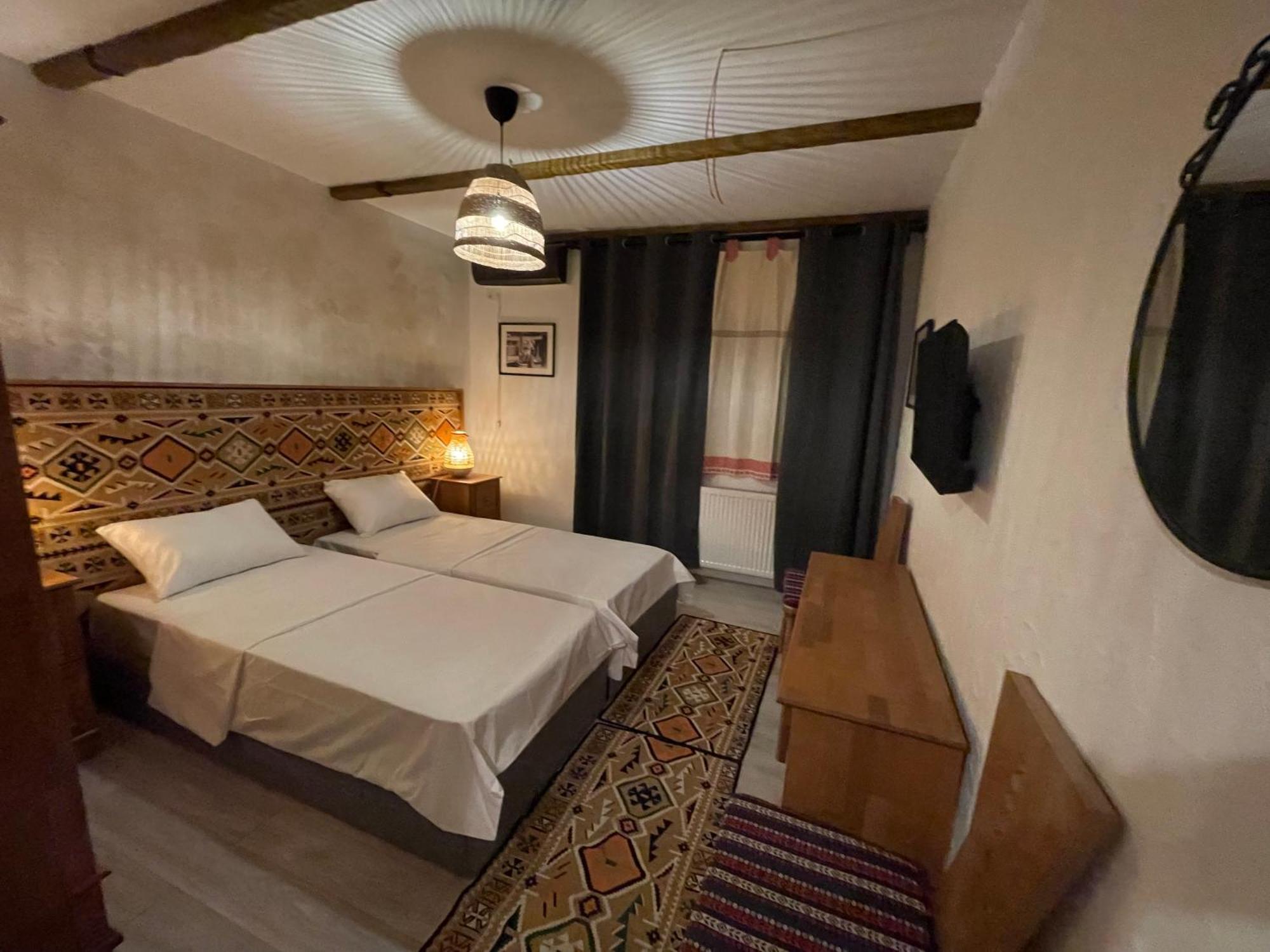 Hotel Casa Romaneasca โอโตเปนี ภายนอก รูปภาพ