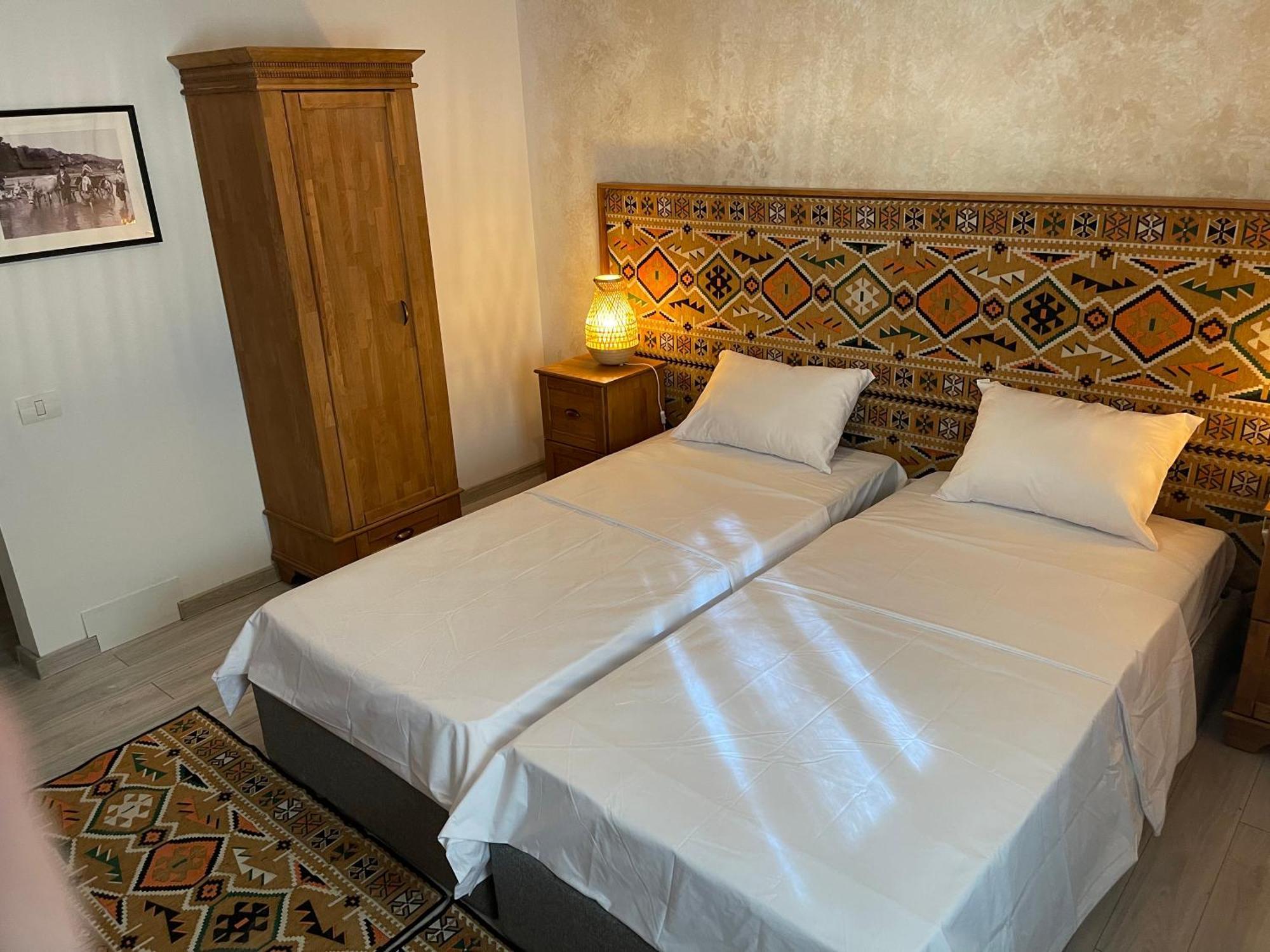 Hotel Casa Romaneasca โอโตเปนี ภายนอก รูปภาพ